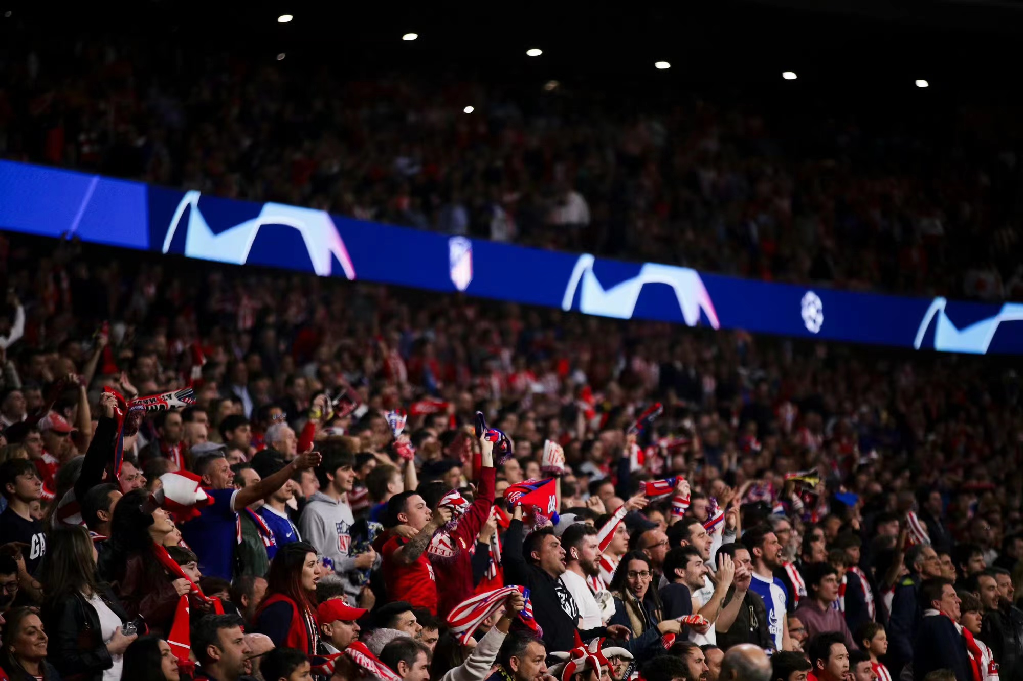 O amor pelo vermelho e branco, a lembrança da vitória nas camisas do Atlético de Madrid